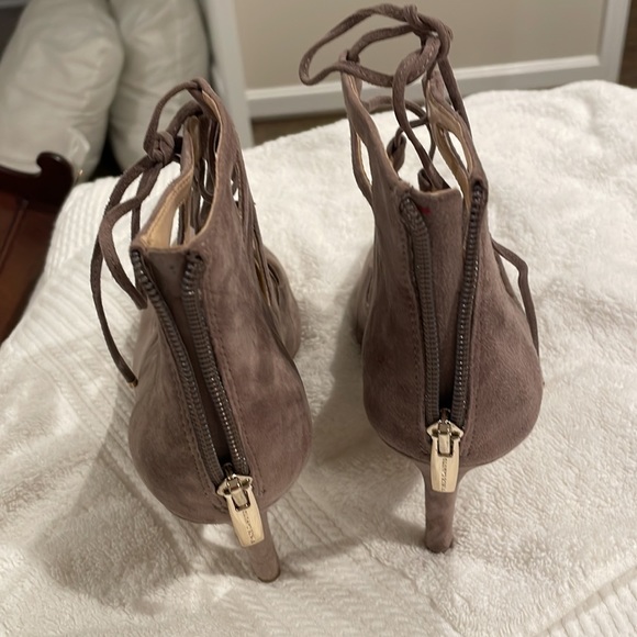 Gray suede lace up heels with zipper closure - Picture 4 of 4